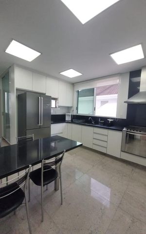 Casa de condomínio à venda com 360m², 4 quartos e 4 vagas Casa de condomínio à venda com 360m², 4 quartos e 4 vagasCozinha