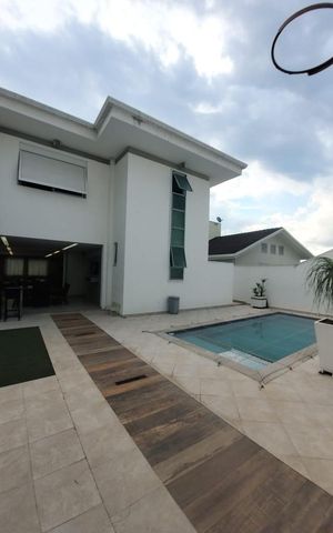 Casa de condomínio à venda com 360m², 4 quartos e 4 vagas Casa de condomínio à venda com 360m², 4 quartos e 4 vagasÁrea Externa