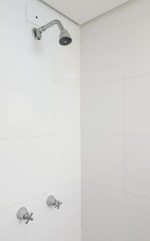 Apartamento à venda com 44m², 2 quartos e 1 vaga Apartamento à venda com 44m², 2 quartos e 1 vagaBanheiro da Suíte