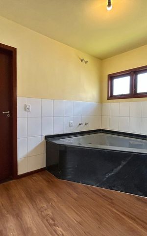 Casa de condomínio para alugar com 385m², 4 quartos e 4 vagas Casa de condomínio para alugar com 385m², 4 quartos e 4 vagasSuíte