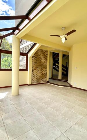 Casa de condomínio para alugar com 385m², 4 quartos e 4 vagas Casa de condomínio para alugar com 385m², 4 quartos e 4 vagasSala