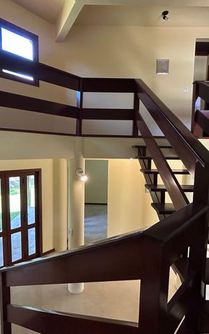 Casa de condomínio para alugar com 385m², 4 quartos e 4 vagas Casa de condomínio para alugar com 385m², 4 quartos e 4 vagasEscada