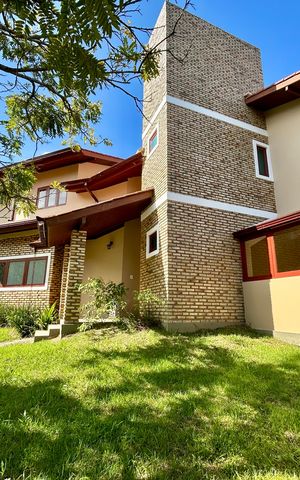Casa de condomínio para alugar com 385m², 4 quartos e 4 vagas Casa de condomínio para alugar com 385m², 4 quartos e 4 vagasFachada