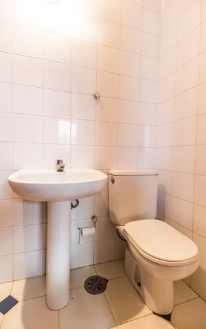 Casa de condomínio para alugar com 800m², 5 quartos e 8 vagas Casa de condomínio para alugar com 800m², 5 quartos e 8 vagasBanheiro de serviço
