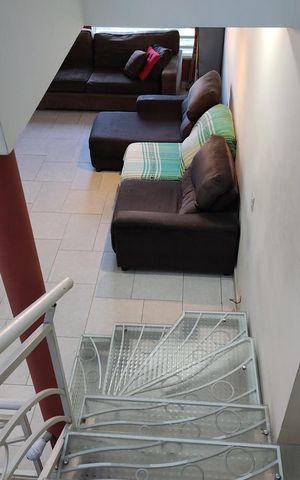 Casa à venda com 234m², 3 quartos e 2 vagas Casa à venda com 234m², 3 quartos e 2 vagasEscada