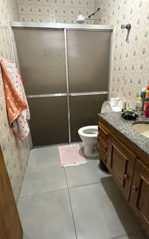 Casa para alugar com 350m², 3 quartos e 1 vaga Casa para alugar com 350m², 3 quartos e 1 vagaBanheiro