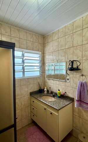 Casa à venda com 180m², 3 quartos e 3 vagas Casa à venda com 180m², 3 quartos e 3 vagasBanheiro 1