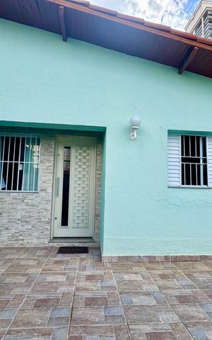Casa à venda com 180m², 3 quartos e 3 vagas Casa à venda com 180m², 3 quartos e 3 vagasQuintal