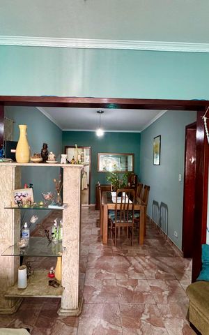 Casa à venda com 180m², 3 quartos e 3 vagas Casa à venda com 180m², 3 quartos e 3 vagasSala