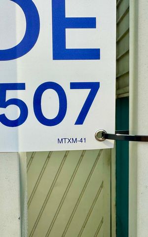 Casa à venda com 180m², 3 quartos e 3 vagas Casa à venda com 180m², 3 quartos e 3 vagasCódigo da placa MTXM-41