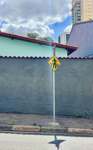 Casa à venda com 180m², 3 quartos e 3 vagas Casa à venda com 180m², 3 quartos e 3 vagasPlaca instalada na fachada do imóvel