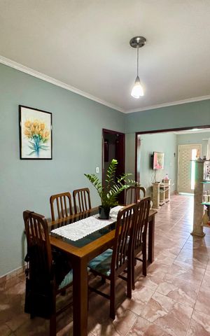 Casa à venda com 180m², 3 quartos e 3 vagas Casa à venda com 180m², 3 quartos e 3 vagasSala de Jantar