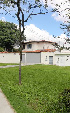Casa para alugar com 205m², 3 quartos e 3 vagas Casa para alugar com 205m², 3 quartos e 3 vagasFachada