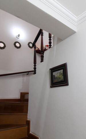 Casa para alugar com 205m², 3 quartos e 3 vagas Casa para alugar com 205m², 3 quartos e 3 vagasEscada