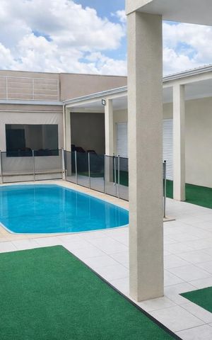 Casa à venda com 288m², 4 quartos e 4 vagas Casa à venda com 288m², 4 quartos e 4 vagasÁrea externa
