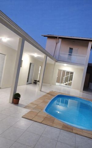 Casa à venda com 288m², 4 quartos e 4 vagas Casa à venda com 288m², 4 quartos e 4 vagasÁrea externa