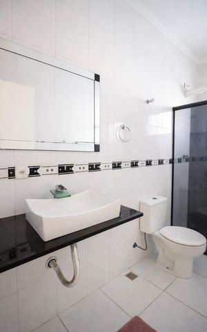 Casa à venda com 288m², 4 quartos e 4 vagas Casa à venda com 288m², 4 quartos e 4 vagasBanheiro