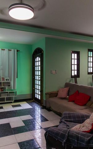 Casa à venda com 219m², 4 quartos e 4 vagas