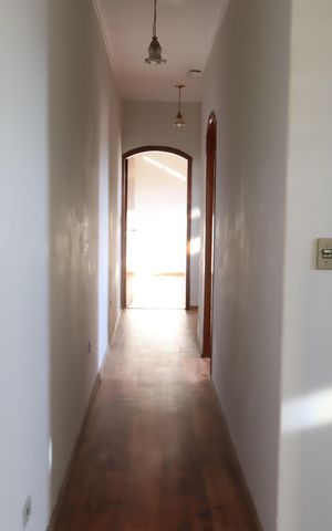 Casa para alugar com 215m², 3 quartos e 2 vagasEscada acesso corredor