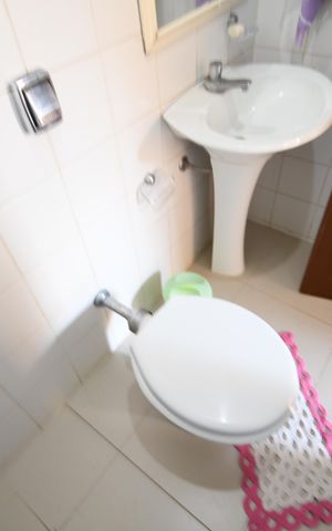 Casa à venda com 370m², 4 quartos e 4 vagasBanheiro de serviço