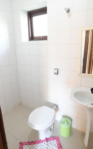 Casa à venda com 370m², 4 quartos e 4 vagasBanheiro de serviço