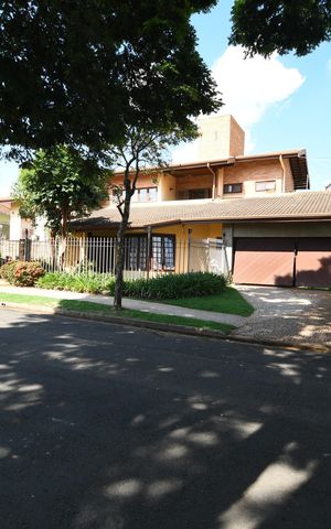Casa à venda com 370m², 4 quartos e 4 vagasFachada