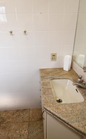 Casa à venda com 370m², 4 quartos e 4 vagasBanheiro Social