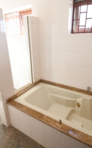 Casa à venda com 370m², 4 quartos e 4 vagasBanheiro Suíte