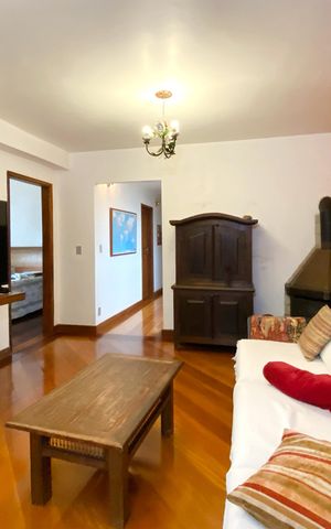 Casa à venda com 420m², 5 quartos e 4 vagas Casa à venda com 420m², 5 quartos e 4 vagasSala de estar