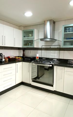 Casa à venda com 420m², 5 quartos e 4 vagas Casa à venda com 420m², 5 quartos e 4 vagasCozinha