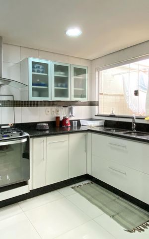 Casa à venda com 420m², 5 quartos e 4 vagas Casa à venda com 420m², 5 quartos e 4 vagasCozinha