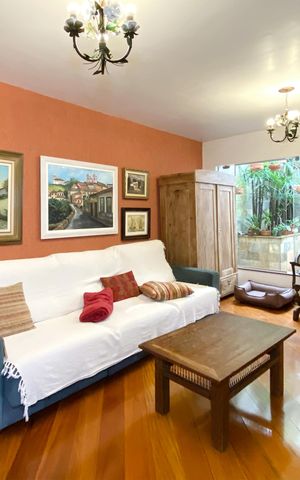 Casa à venda com 420m², 5 quartos e 4 vagas Casa à venda com 420m², 5 quartos e 4 vagasSala de estar