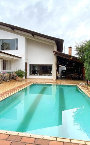 Casa à venda com 420m², 5 quartos e 4 vagas Casa à venda com 420m², 5 quartos e 4 vagasPiscina