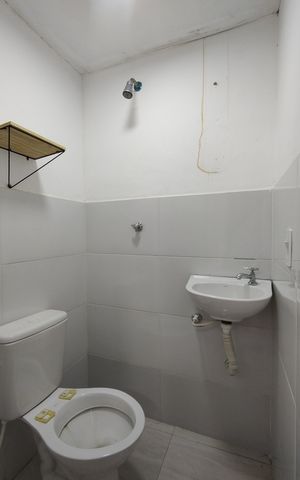 Casa de condomínio à venda com 143m², 2 quartos e 2 vagasBanheiro de serviço