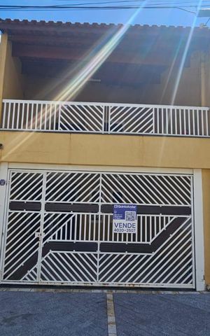 Casa à venda com 211m², 3 quartos e 2 vagas Casa à venda com 211m², 3 quartos e 2 vagasFachada
