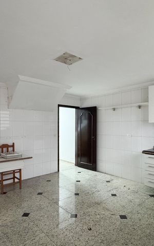 Casa à venda com 180m², 4 quartos e 1 vaga Casa à venda com 180m², 4 quartos e 1 vagaCozinha