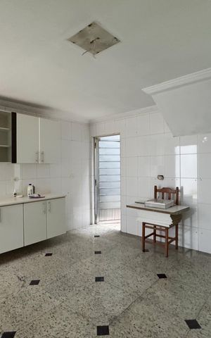 Casa à venda com 180m², 4 quartos e 1 vaga Casa à venda com 180m², 4 quartos e 1 vagaCozinha