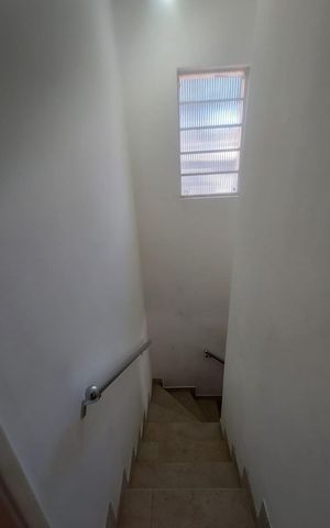Casa à venda com 90m², 3 quartos e 2 vagas Casa à venda com 90m², 3 quartos e 2 vagasEscada
