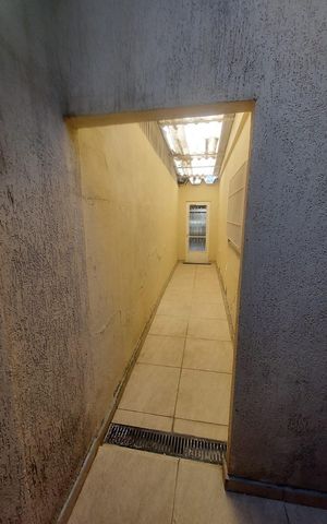 Casa à venda com 90m², 3 quartos e 2 vagas Casa à venda com 90m², 3 quartos e 2 vagasCorredor