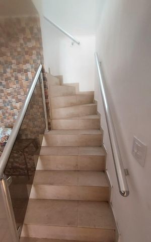 Casa à venda com 90m², 3 quartos e 2 vagas Casa à venda com 90m², 3 quartos e 2 vagasEscada