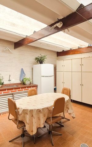 Casa à venda com 226m², 4 quartos e 3 vagas Casa à venda com 226m², 4 quartos e 3 vagasQuintal