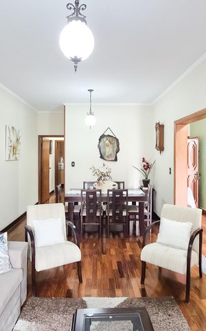 Casa à venda com 226m², 4 quartos e 3 vagas Casa à venda com 226m², 4 quartos e 3 vagasSala