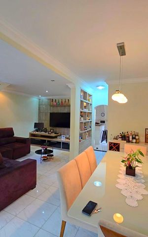 Casa à venda com 261m², 4 quartos e 2 vagas Casa à venda com 261m², 4 quartos e 2 vagasSala