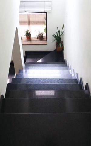 Casa à venda com 261m², 4 quartos e 2 vagasSala escada acesso aos Quartos 