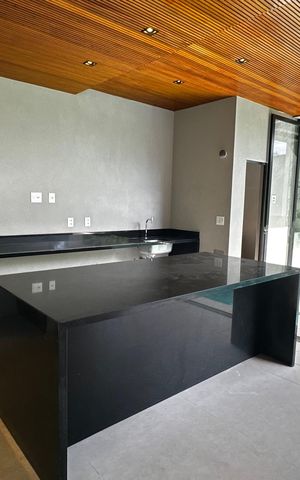 Casa de condomínio à venda com 493m², 4 quartos e 2 vagas Casa de condomínio à venda com 493m², 4 quartos e 2 vagasÁrea externa