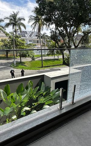 Casa de condomínio à venda com 493m², 4 quartos e 2 vagas Casa de condomínio à venda com 493m², 4 quartos e 2 vagasVaranda
