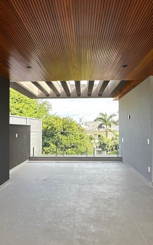 Casa de condomínio à venda com 493m², 4 quartos e 2 vagas Casa de condomínio à venda com 493m², 4 quartos e 2 vagasVaranda