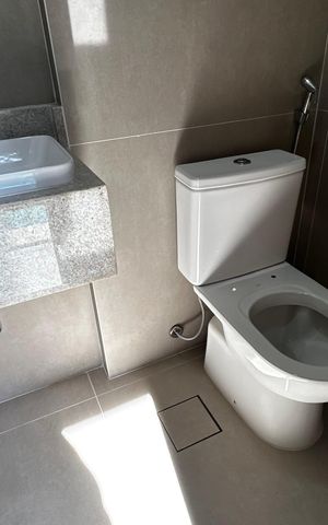 Casa de condomínio à venda com 493m², 4 quartos e 2 vagas Casa de condomínio à venda com 493m², 4 quartos e 2 vagasBanheiro da área externa