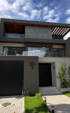 Casa de condomínio à venda com 493m², 4 quartos e 2 vagas Casa de condomínio à venda com 493m², 4 quartos e 2 vagasFachada