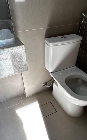Casa de condomínio à venda com 493m², 4 quartos e 2 vagas Casa de condomínio à venda com 493m², 4 quartos e 2 vagasBanheiro da área externa